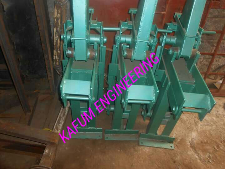 Interlocking block machines